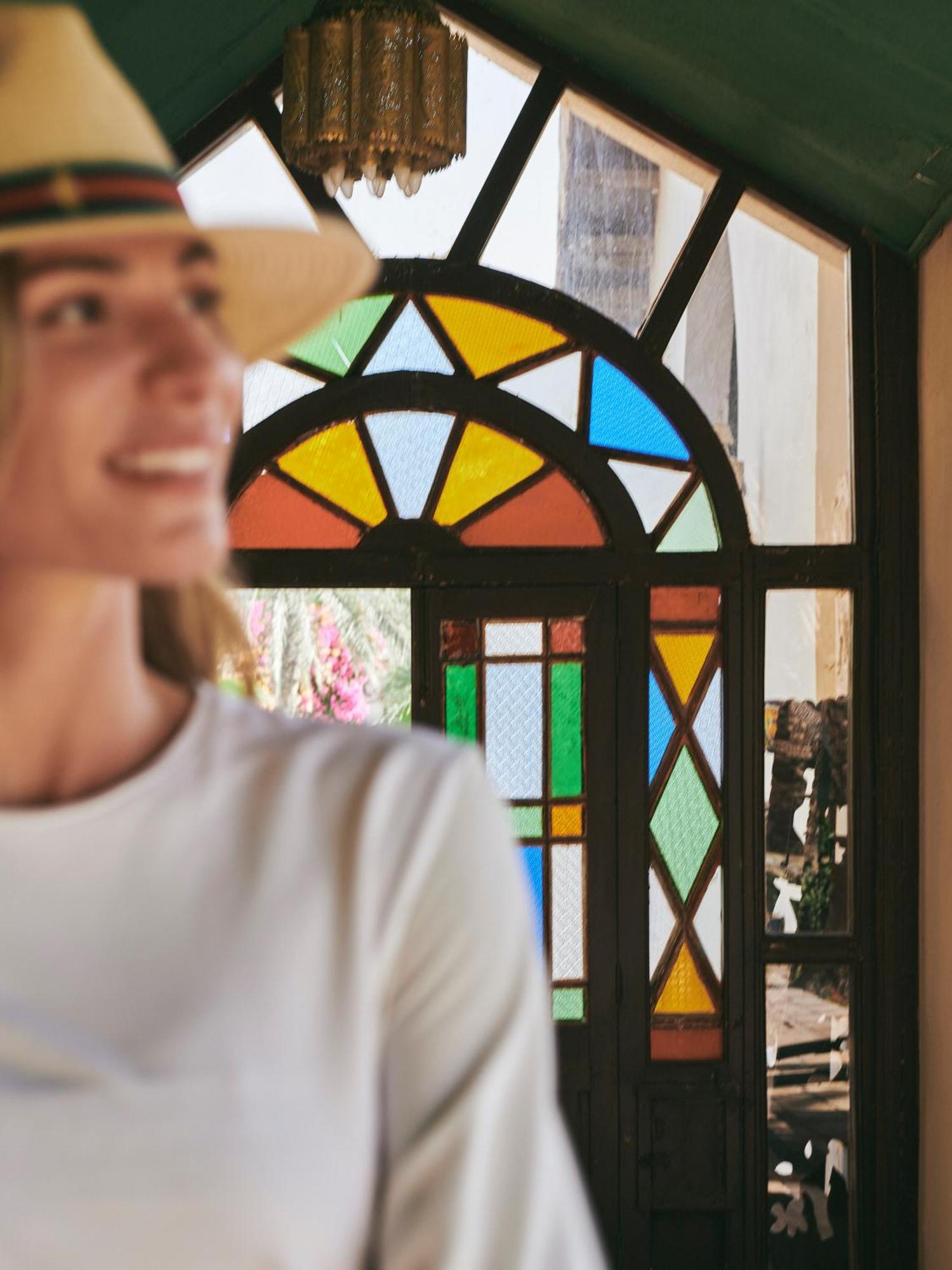 Meliá Desert Palm Member of Meliá Collection Dubái Exterior foto A stained glass window at the entrance of the house