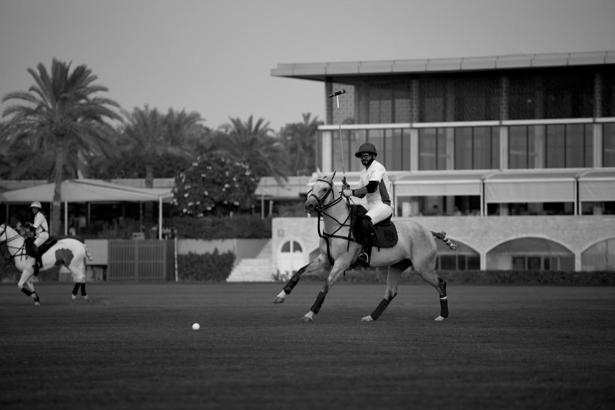 Meliá Desert Palm Member of Meliá Collection Dubái Exterior foto A horse polo player