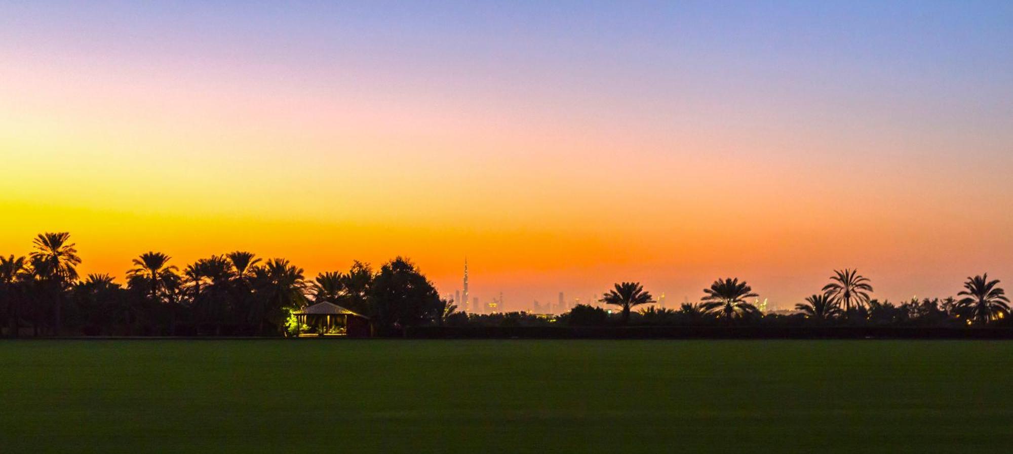 Meliá Desert Palm Member of Meliá Collection Dubái Exterior foto Sunset over Al-Qusais