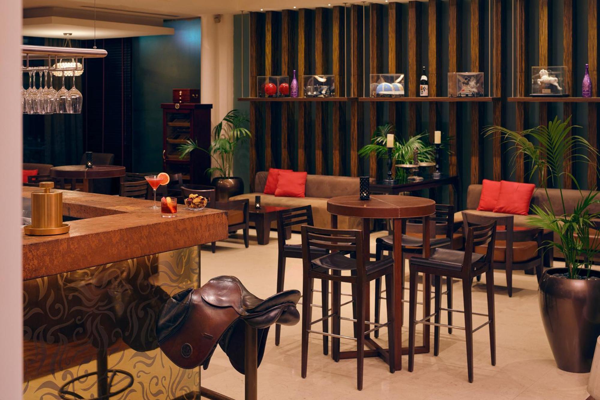 Meliá Desert Palm Member of Meliá Collection Dubái Exterior foto The bar at the hotel